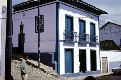 Casa com oratório sobre a porta lateral