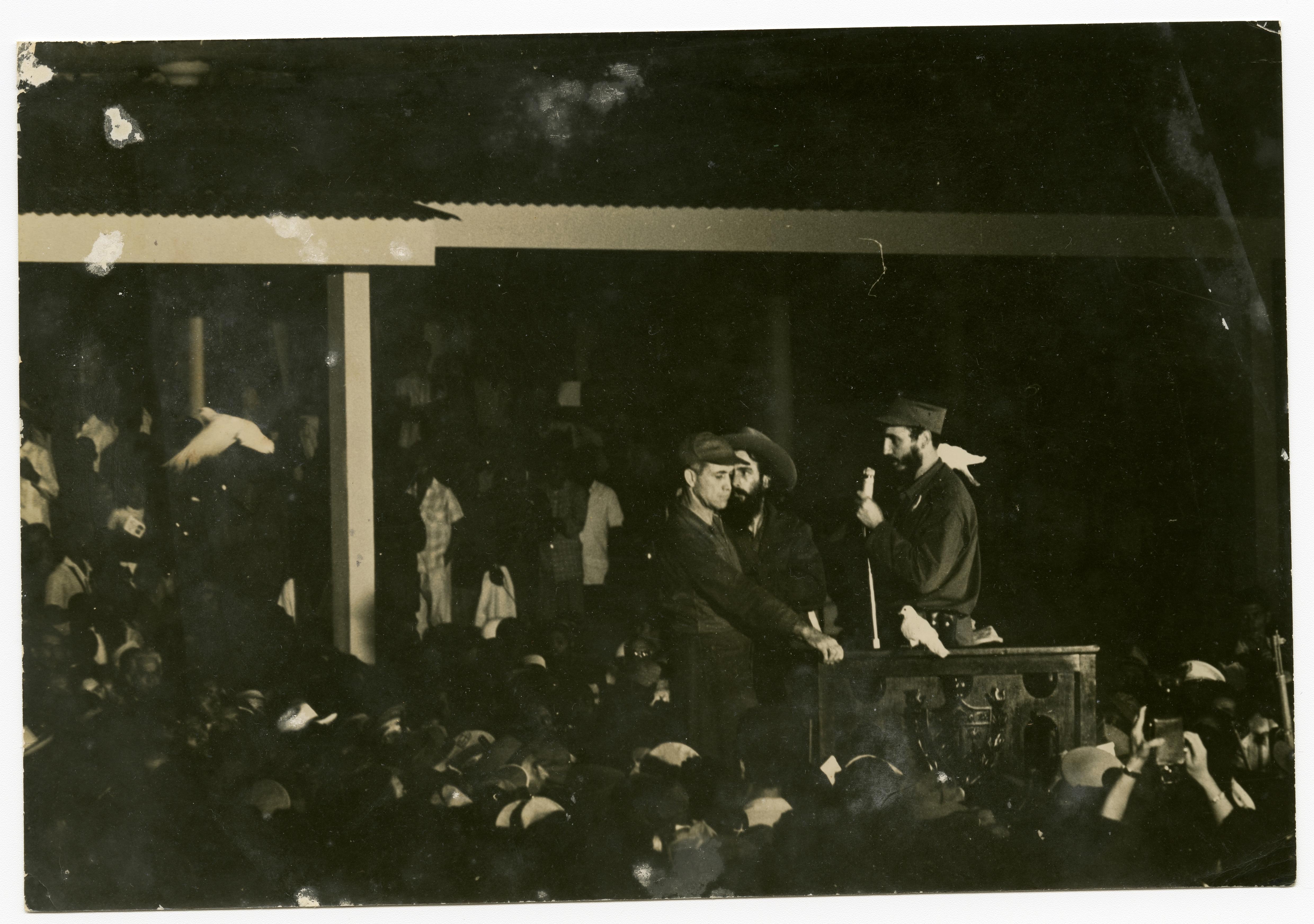 Fidel Castro e Camilo Cienfuegos no discurso de chegada do exército revolucionário do Movimento 26 de Julho a Havana, 8 de janeiro de 1959