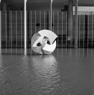 "O Meteoro", escultura de Bruno Giorgi, no Palácio dos Arcos ou Palácio Itamaraty