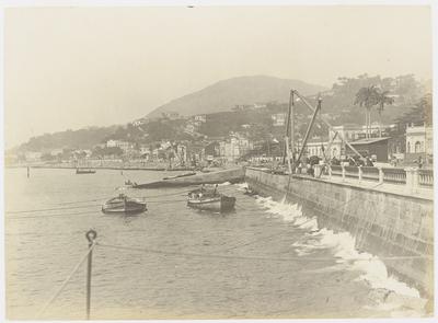Praia de Santa Luzia; à direita, o Passeio Público