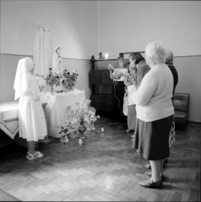 Lily e internas do Asilo São Vicente de Paulo, em frente ao altar à Rosa Mística