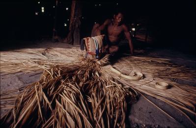 Série Xingu - Homem trabalha no interior de maloca