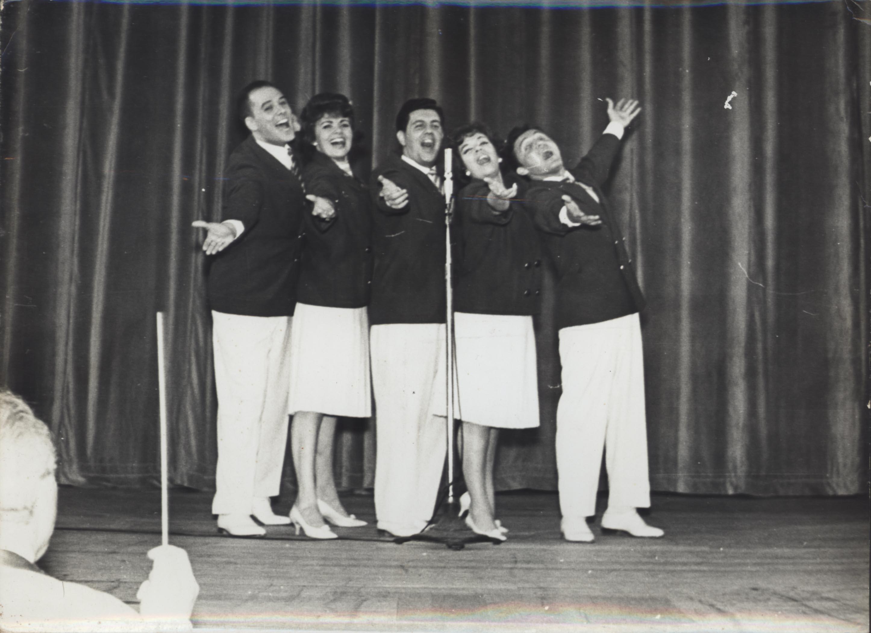 Conjunto Farroupilha ao microfone