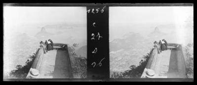 Mirante do Morro do Corcovado; ao fundo, o Pão de Açúcar