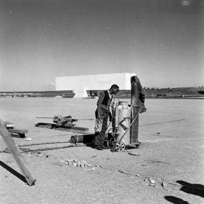 Instalação de "Os Candangos" ou "Os Guerreiros", escultura de Bruno Giorgi. Ao fundo o Museu Histórico de Brasília
