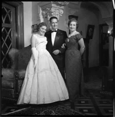 Elsa Pasquali com vestido de baile