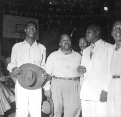 Nelson Pouco Fumo, Nilton Batatinha, Alvaiade e Zé Kéti. Atrás, Jair do Cavaquinho, no ensaio na Portela