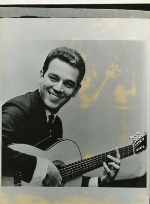 Carlos Lyra com o violão (reprodução)