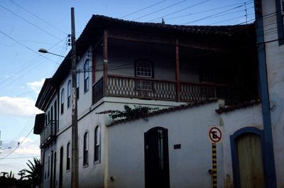 Sobrado com alpendre lateral