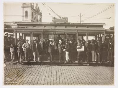 Bonde em frente a Igreja do Santíssimo Sacramento da Antiga Sé