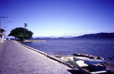 Rua às margens de rio