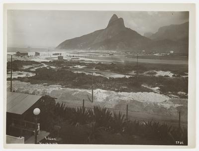 Praia do Leblon e o Morro dois Irmãos