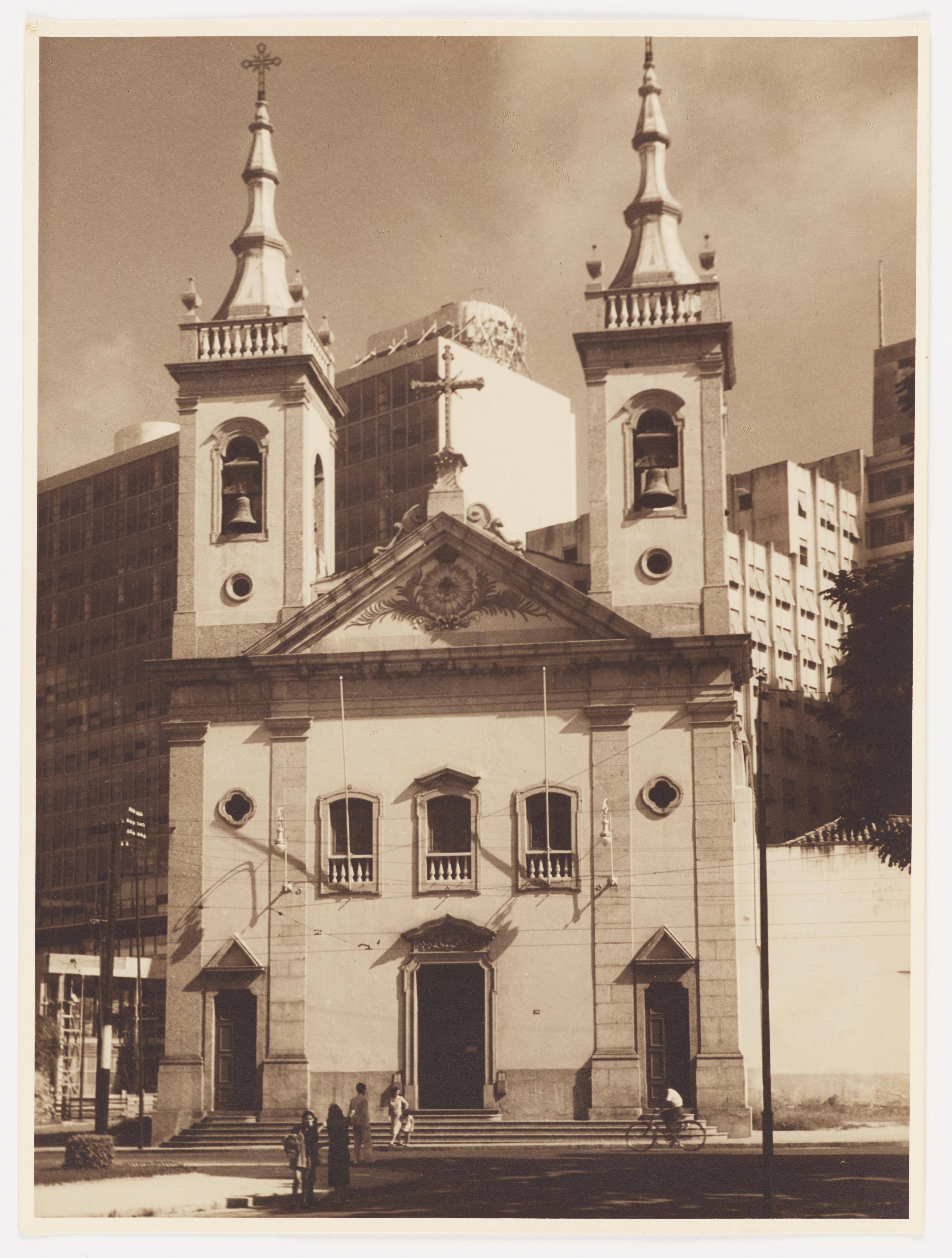 Igreja de Santa Luzia; ao fundo, o prédio do Ministério da Educação e do Trabalho