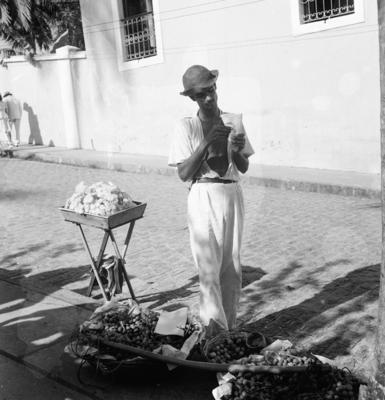 Vendedores ambulantes em frente a Igreja Nossa Senhora das Neves