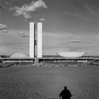Congresso Nacional, vendo-se a sombra do fotógrafo Marcel Gautherot