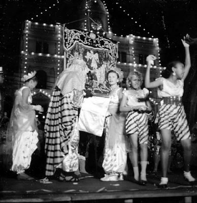 Desfile do bloco Vassourinhas em frente ao prédio do Diário de Pernambuco