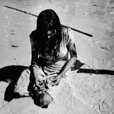 Mulher do povo Karajá confeccionando bonecas de cerâmica chamadas Ritxòkò