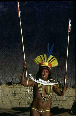 Série Xingu - Anciã faz ritual de início da cerimônia do Yamaricumã