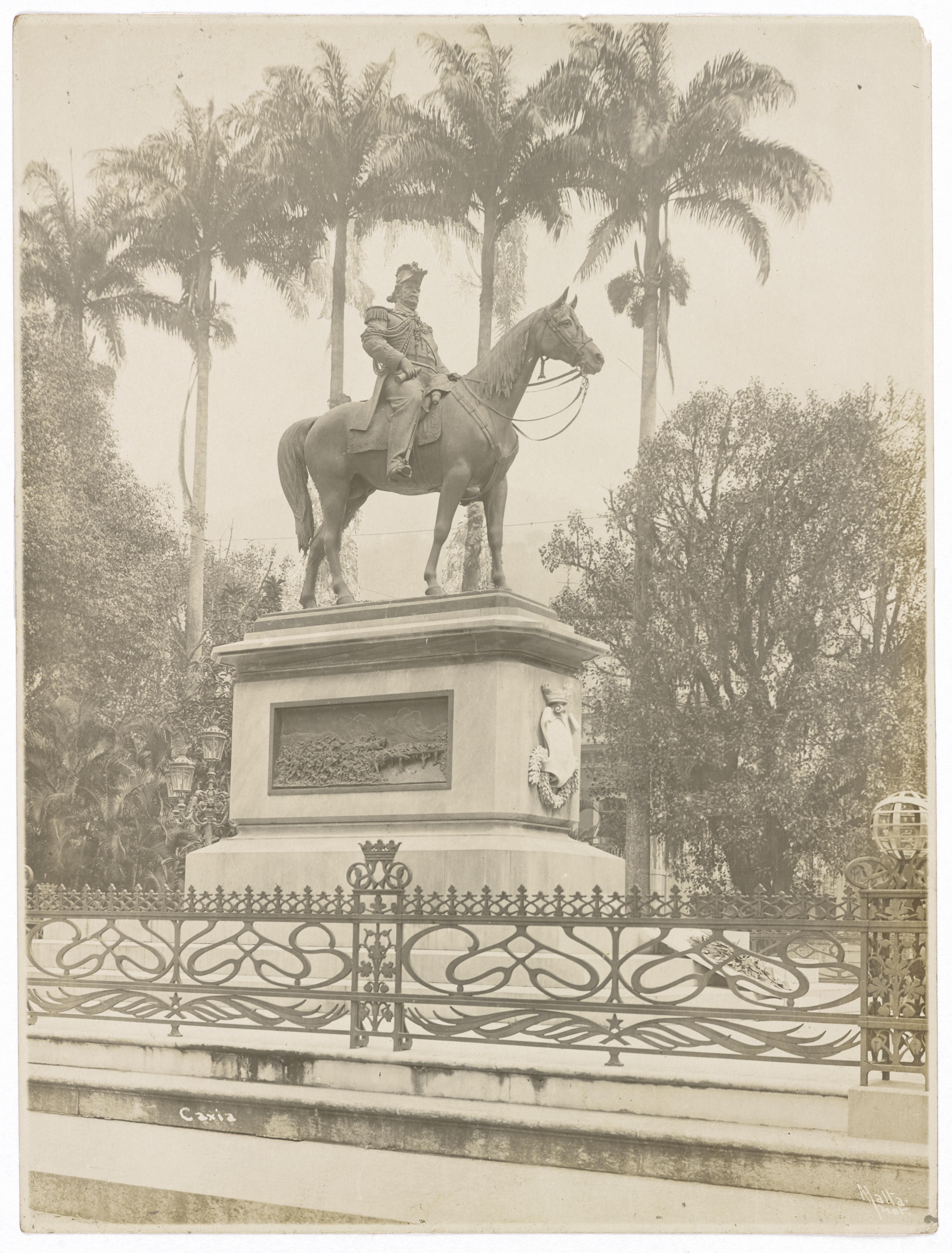 Monumento em homenagem a Duque de Caxias