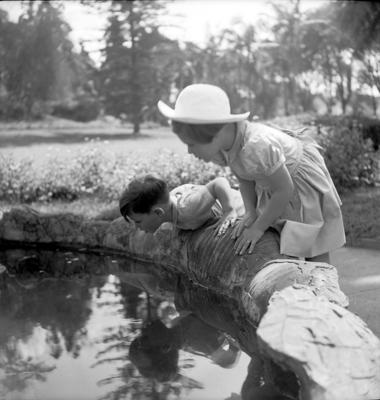 Sonia e Thomas, filhos de Mariane e Rudolf Lanz, na praça Buenos Aires