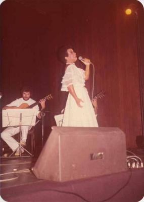 Elizeth Cardoso ao microfone