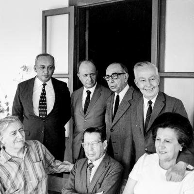 Burle Marx, de camisa listrada; Rodrigo Melo Franco, de óculos; Pedro Calmon, de cabelo branco, e sua esposa, Herminia , no Sítio Burle Marx, na ocasião da visita de Pablo Neruda