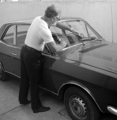 Chico Albuquerque com Corcel na campanha publicitária da Fenaseg sobre seguro de automóveis