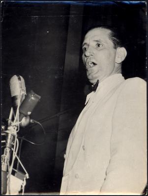 Francisco Alves ao microfone