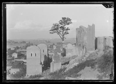 Demolição do Morro do Castelo; ao fundo, a Ilha Fiscal e o Palácio Tiradentes em construção