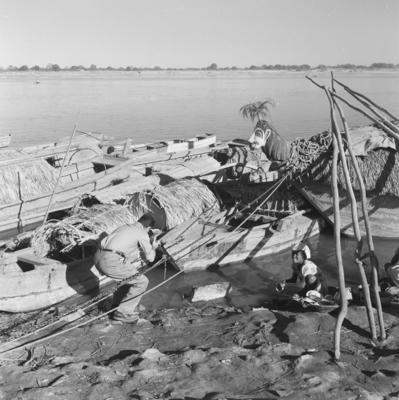 Marcel Gautherot documentando carrancas nas proas dos barcos