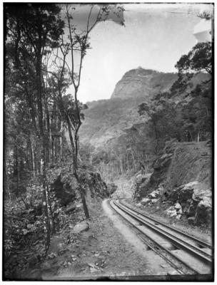 Estrada de Ferro do Corcovado, com o mirante Chapéu do Sol ao fundo