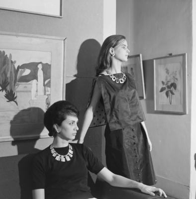 Modelo posando com jóias criadas pelos irmãos Haroldo e Roberto Burle Marx