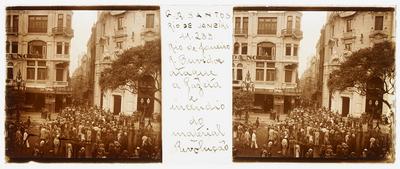 Revolução de 1930; populares e revolucionários na avenida Rio Branco, na altura da rua do Ouvidor, em frente à Gazeta de Notícias