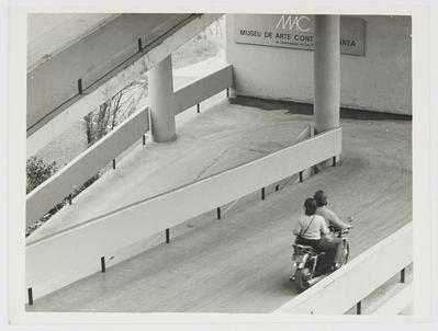 Moto na rampa do MAC