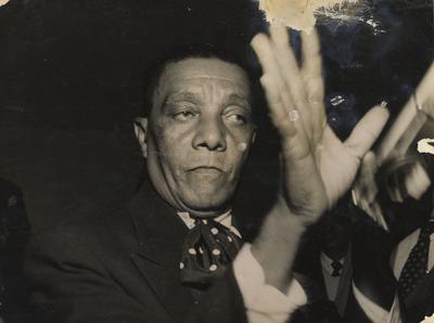 João da Baiana tocando pandeiro