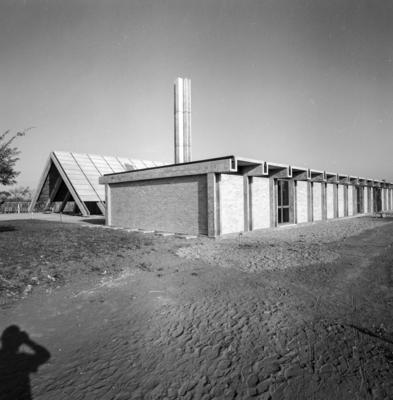 Igreja Episcopal Brasileira, projeto de Glauco de Oliveira Campello; vendo-se a sombra do fotógrafo Marcel Gautherot