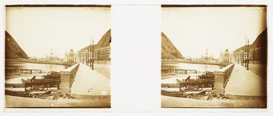 Resquícios da Praia da Saudade; ao fundo, a Porta Monumental da Exposição Nacional de 1908