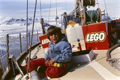 Igor Belli brinca com brinquedos LEGO