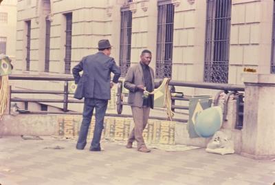 Venda de bandeiras para torcedores do jogo da Copa do Mundo FIFA