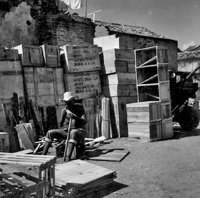Recife, homem sentado diante de casebre