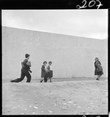 Crianças nos arredores de escola