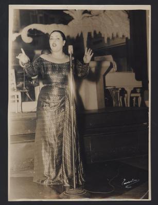 Linda Batista ao microfone