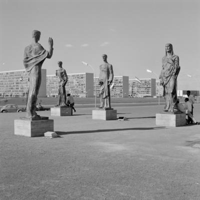 Os quatro evangelistas, esculturas de Alfredo Ceschiatti, na Catedral Metropolitana Nossa Senhora Aparecida