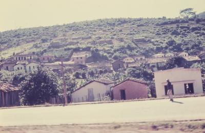 Moradias nas proximidades da BR-116, trajeto Rio-Bahia