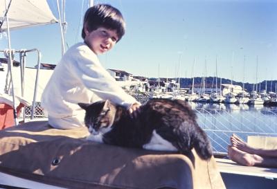 Igor Belli acaricia seu gato