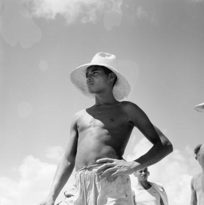 Praia em Natal, pescadores brincando