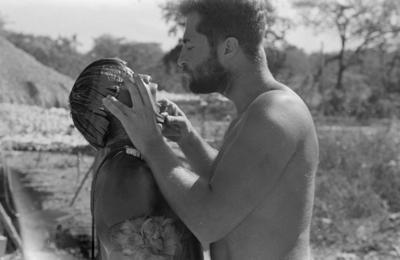 O médico Murillo Vilella da Escola Paulista de Medicina atendendo homem xinguano