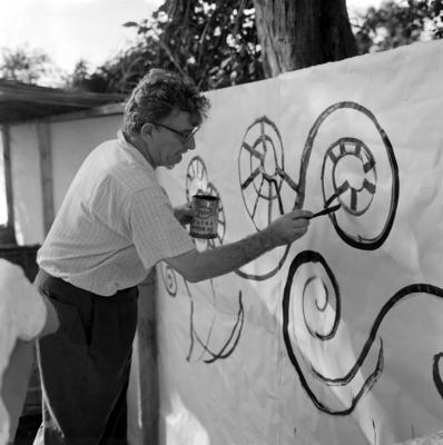 Roberto Burle Marx nos preparativos da festa junina do Sítio Burle Marx