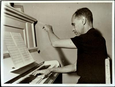 Alcyr Pires Vermelho ao piano