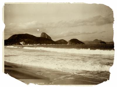 Praia de Copacabana; ao fundo, o Morro do Pão de Açúcar